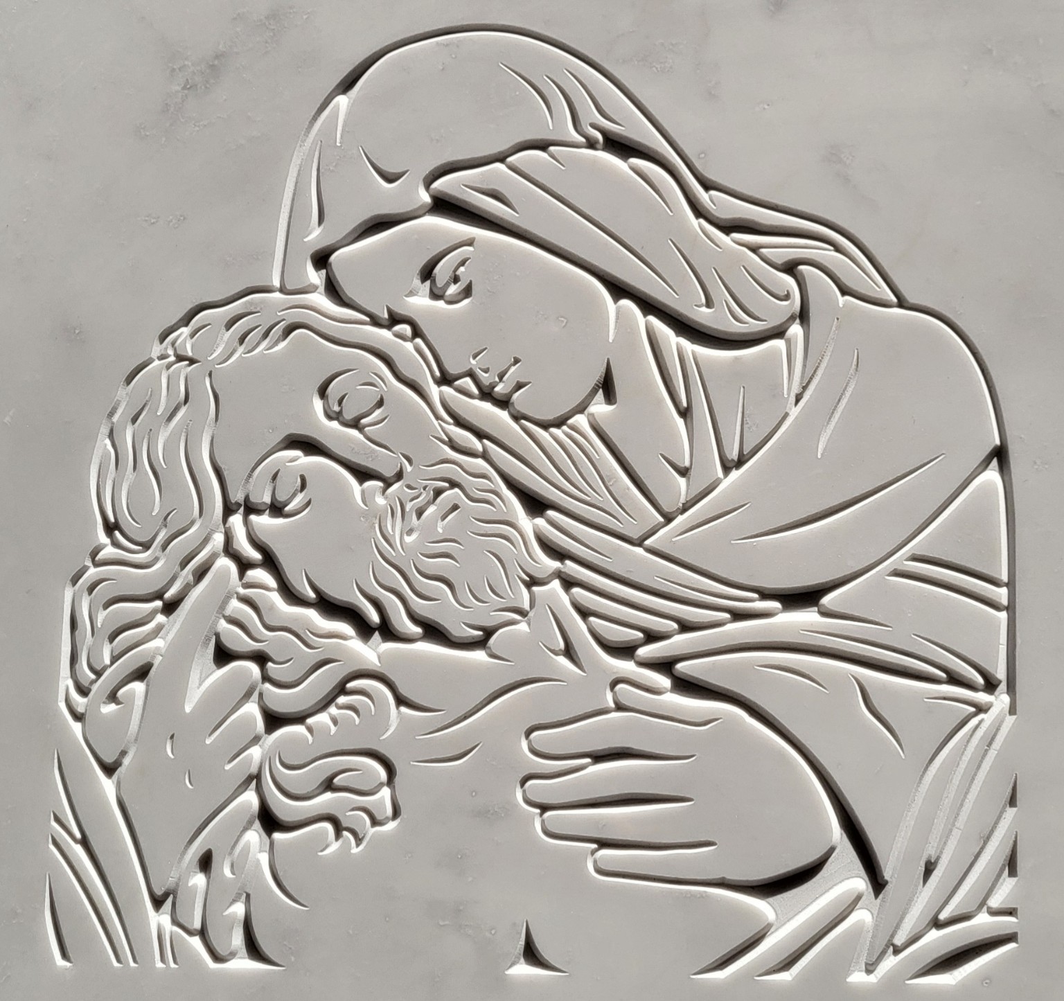 Pietà in bassorilievo su marmo, lavoro di Scavullo Marmi